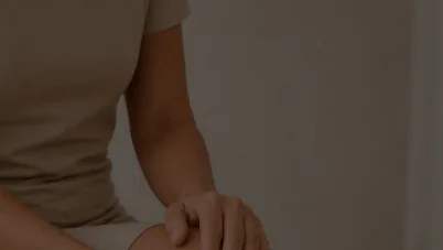 Consulta e diagnóstico ortopédico: exame clínico do joelho na Körpem